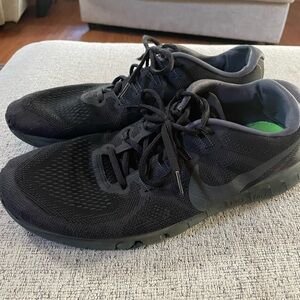 Nike Men's Black and Gray Athletic Shoes